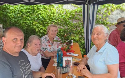 Herzlichen Dank:  Die Gäste der Veedleskneipe  „Zum kleinen Geißbock“ spenden für die Elterninitiative herzkranker Kinder, Köln e. V.