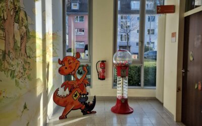 Dank Spende: Die Ambulanz der Kinderkardiologie der Uniklinik Köln erhält einen Flummi-Automaten
