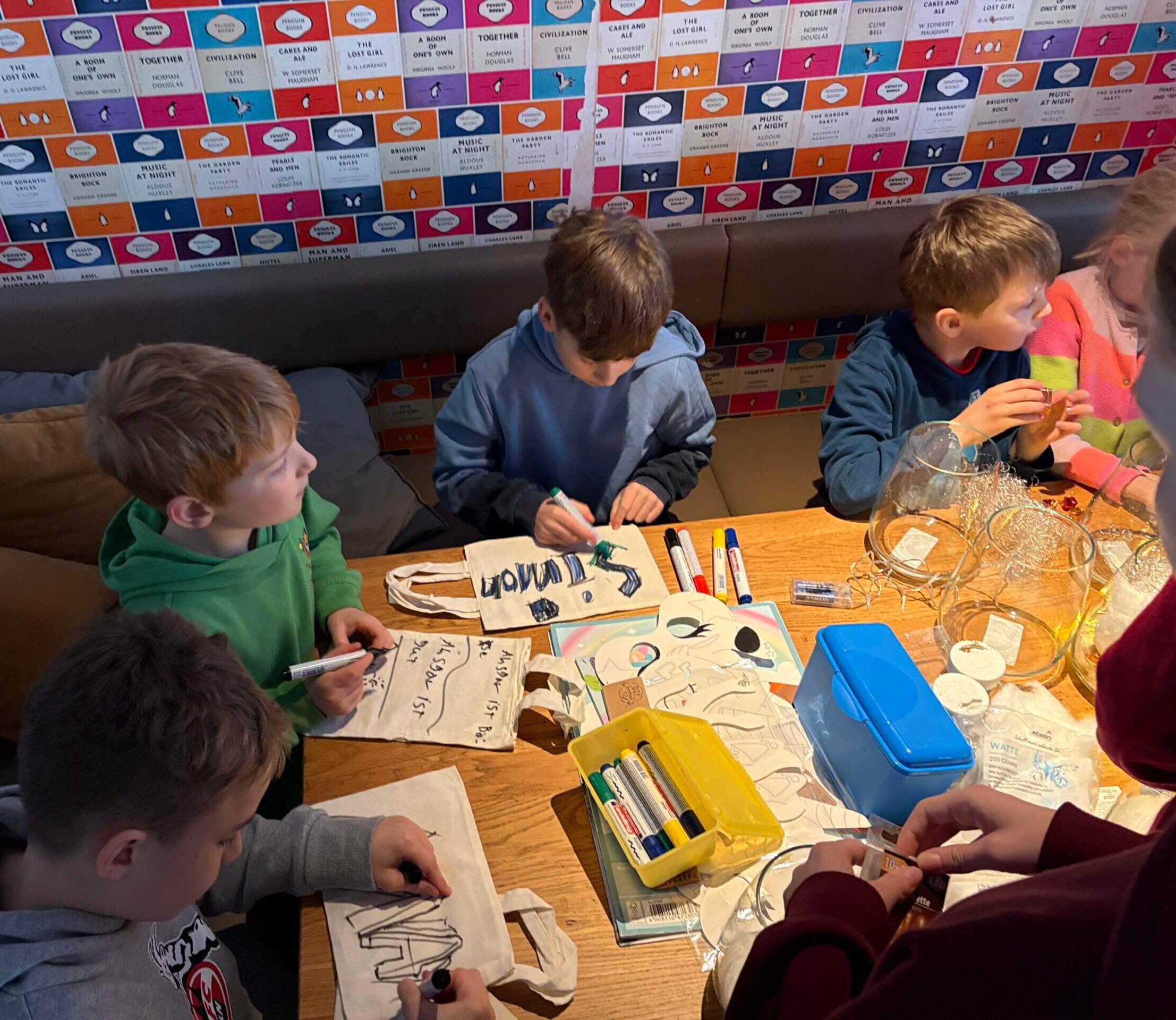 26_NeujahrsfestIMG_0321 Kinder bemalen Taschen beim Neujahrstreffen